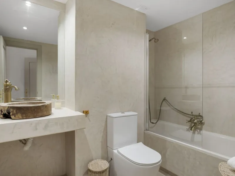 Modern 2-Bedroom Apartment with spectacular Sea & Mountain Views in Señorio de Aloha, Nueva Andalucía