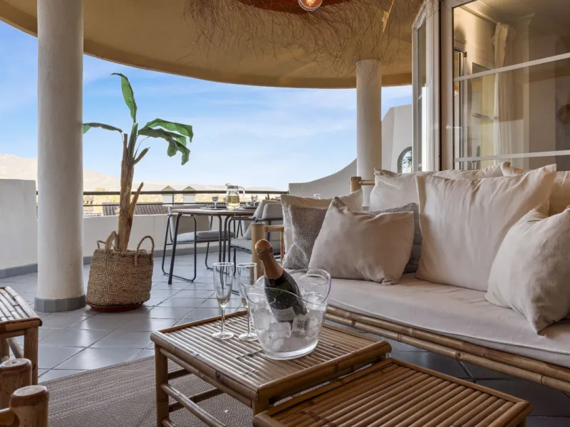 Modern 2-Bedroom Apartment with spectacular Sea & Mountain Views in Señorio de Aloha, Nueva Andalucía