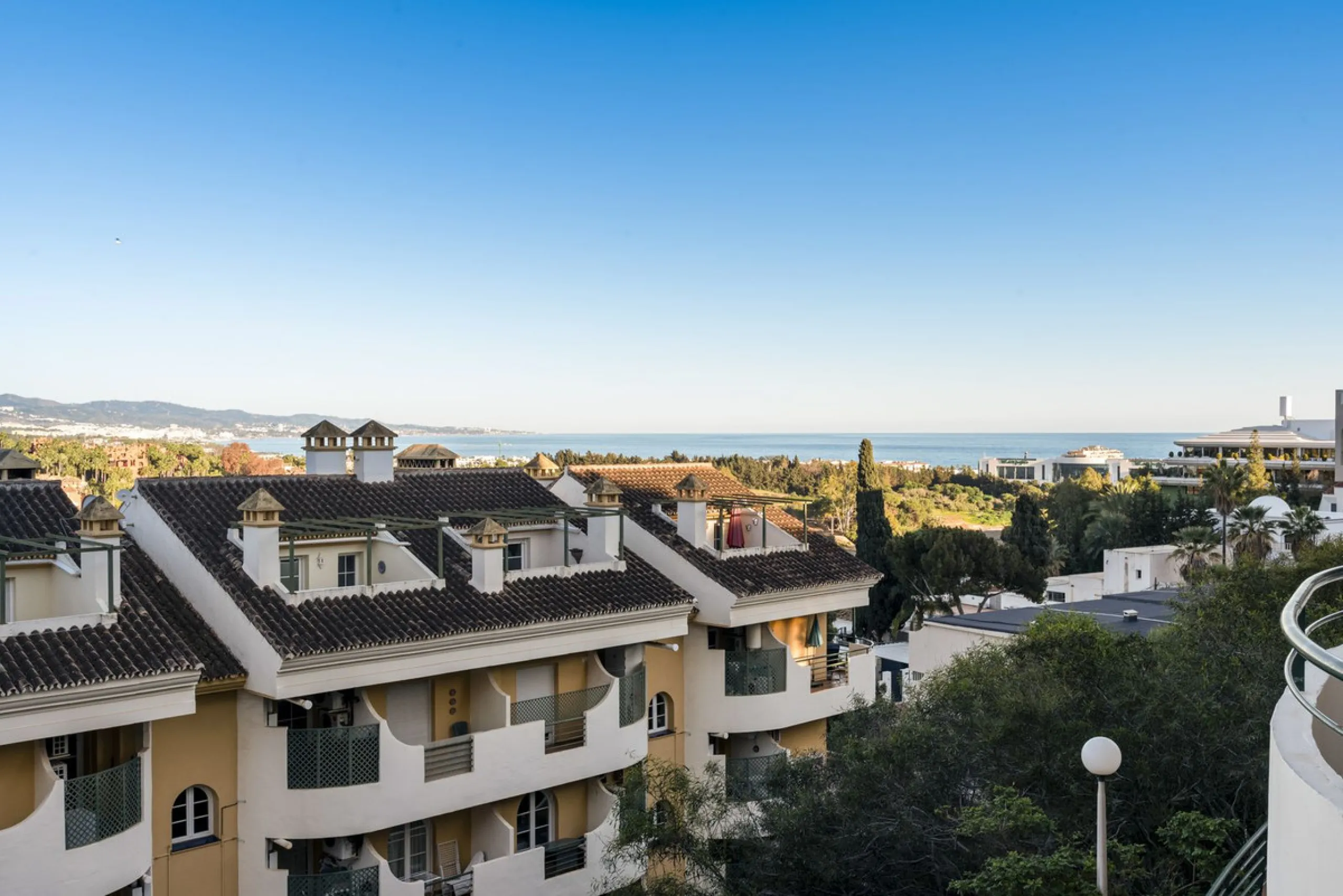 Modern 2-Bedroom Apartment with spectacular Sea & Mountain Views in Señorio de Aloha, Nueva Andalucía