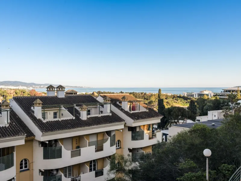 Modern 2-Bedroom Apartment with spectacular Sea & Mountain Views in Señorio de Aloha, Nueva Andalucía