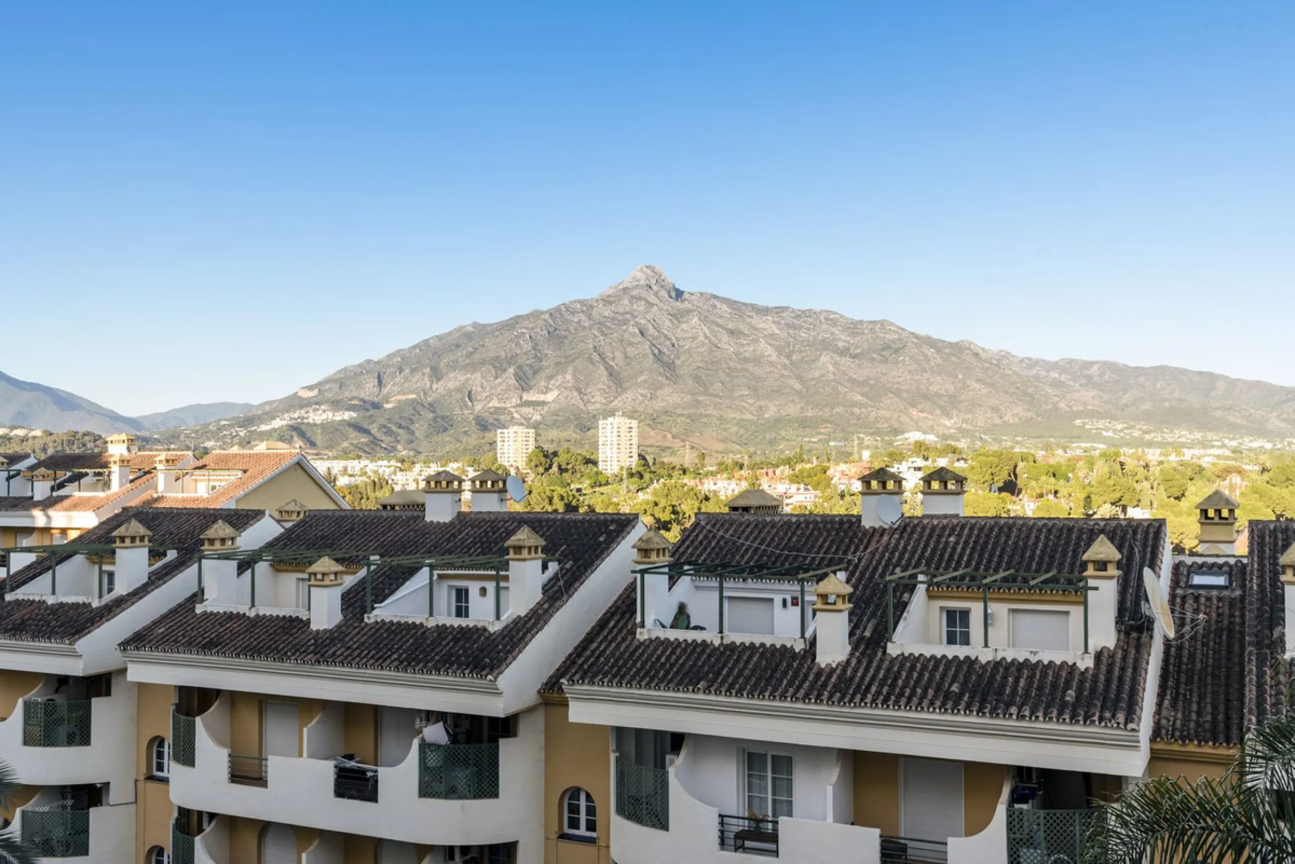 Modern 2-Bedroom Apartment with spectacular Sea & Mountain Views in Señorio de Aloha, Nueva Andalucía