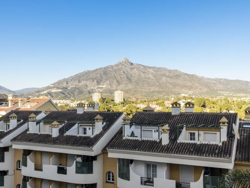 Modern 2-Bedroom Apartment with spectacular Sea & Mountain Views in Señorio de Aloha, Nueva Andalucía