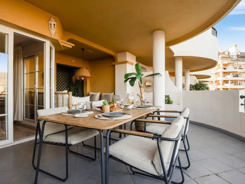 Modern 2-Bedroom Apartment with spectacular Sea & Mountain Views in Señorio de Aloha, Nueva Andalucía