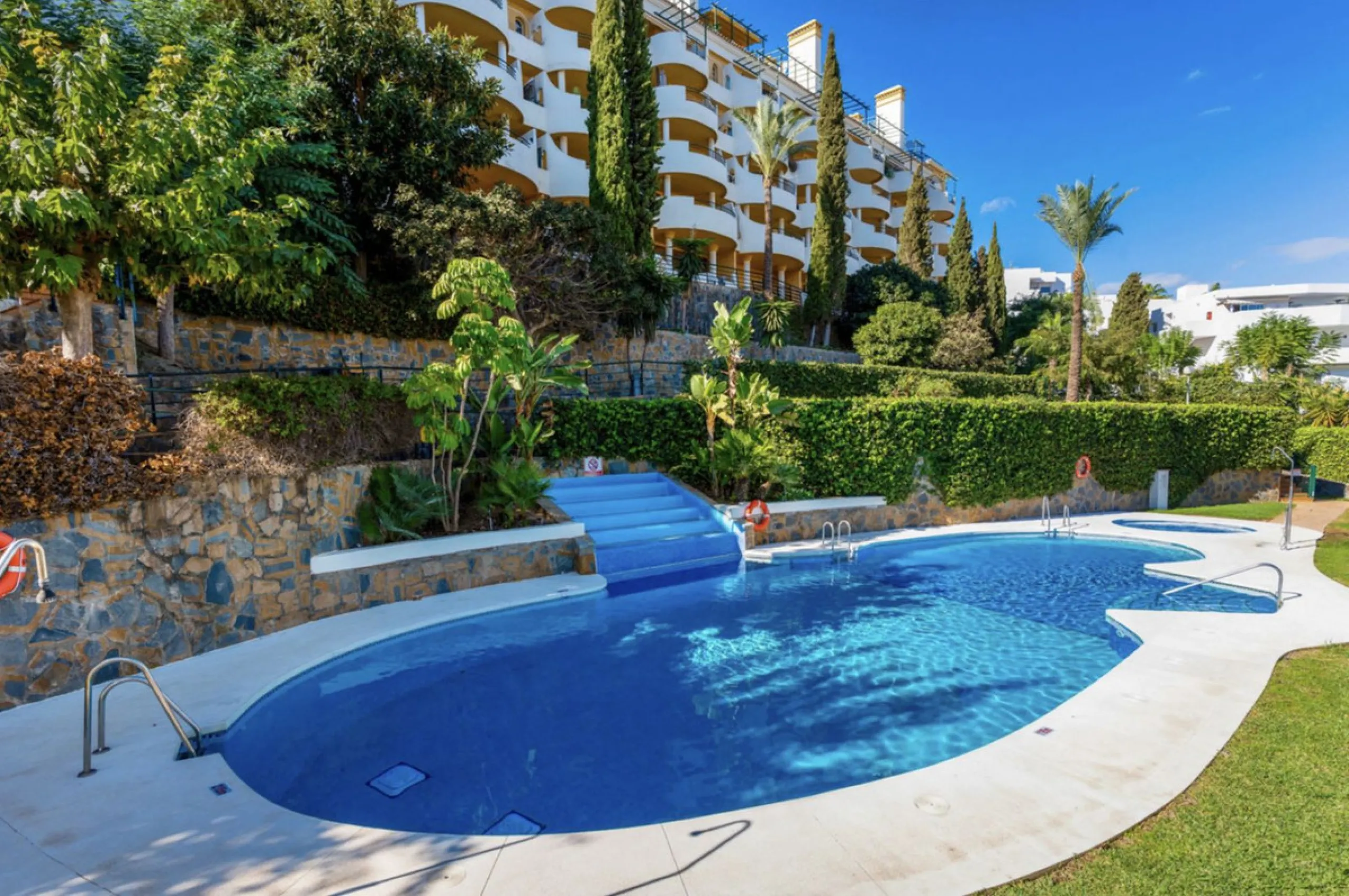 Modern 2-Bedroom Apartment with spectacular Sea & Mountain Views in Señorio de Aloha, Nueva Andalucía