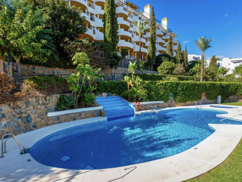 Modern 2-Bedroom Apartment with spectacular Sea & Mountain Views in Señorio de Aloha, Nueva Andalucía