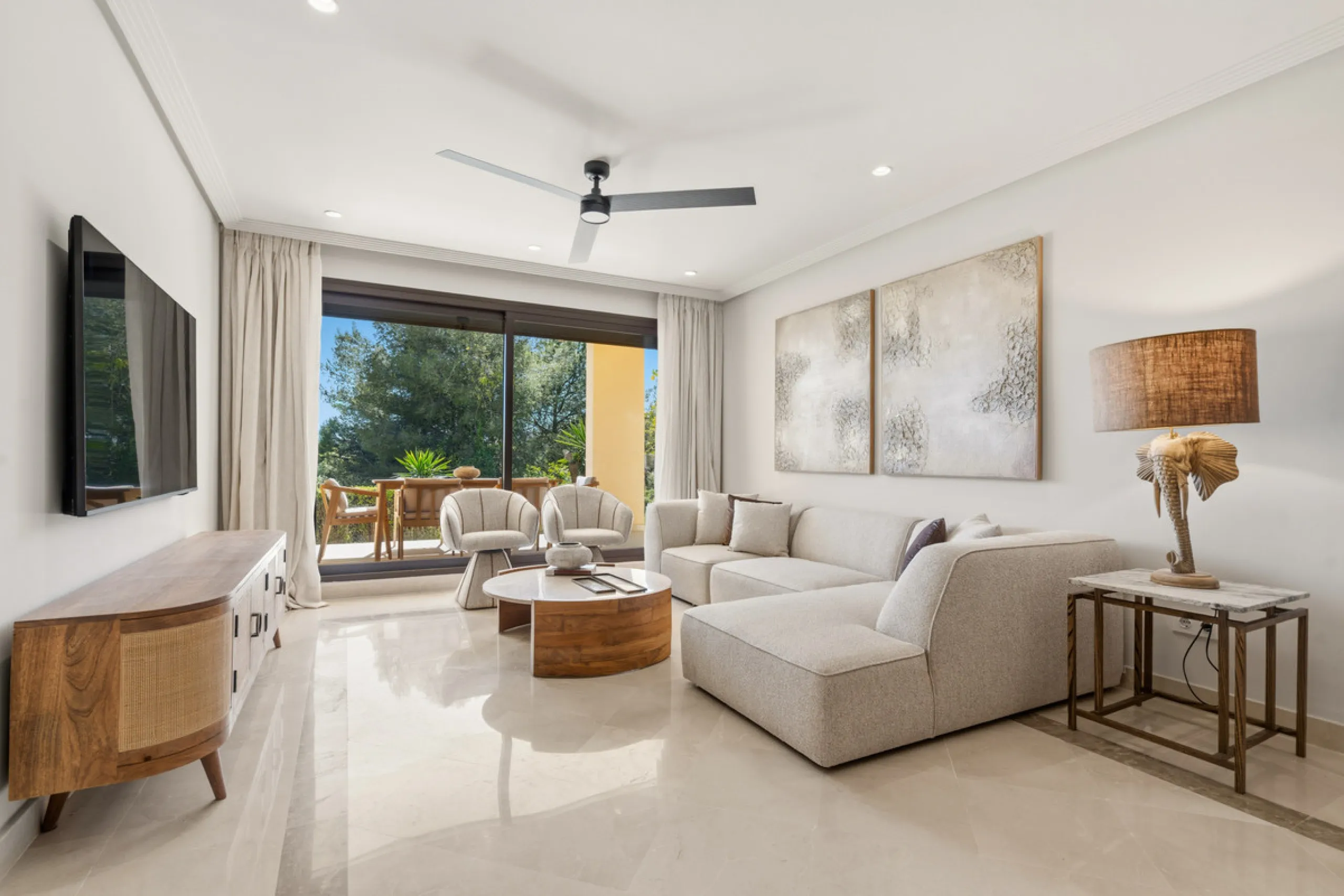 Discover this bright and elegant 3-bedroom, 2-bathroom ground floor apartment located in the sought-after Los Pinos community within Los Arqueros Golf & Country Club.