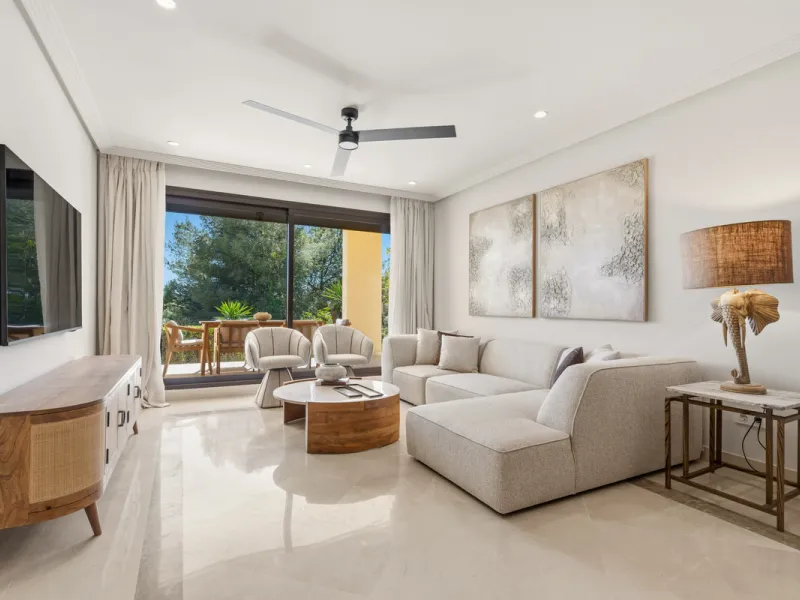 Discover this bright and elegant 3-bedroom, 2-bathroom ground floor apartment located in the sought-after Los Pinos community within Los Arqueros Golf & Country Club.