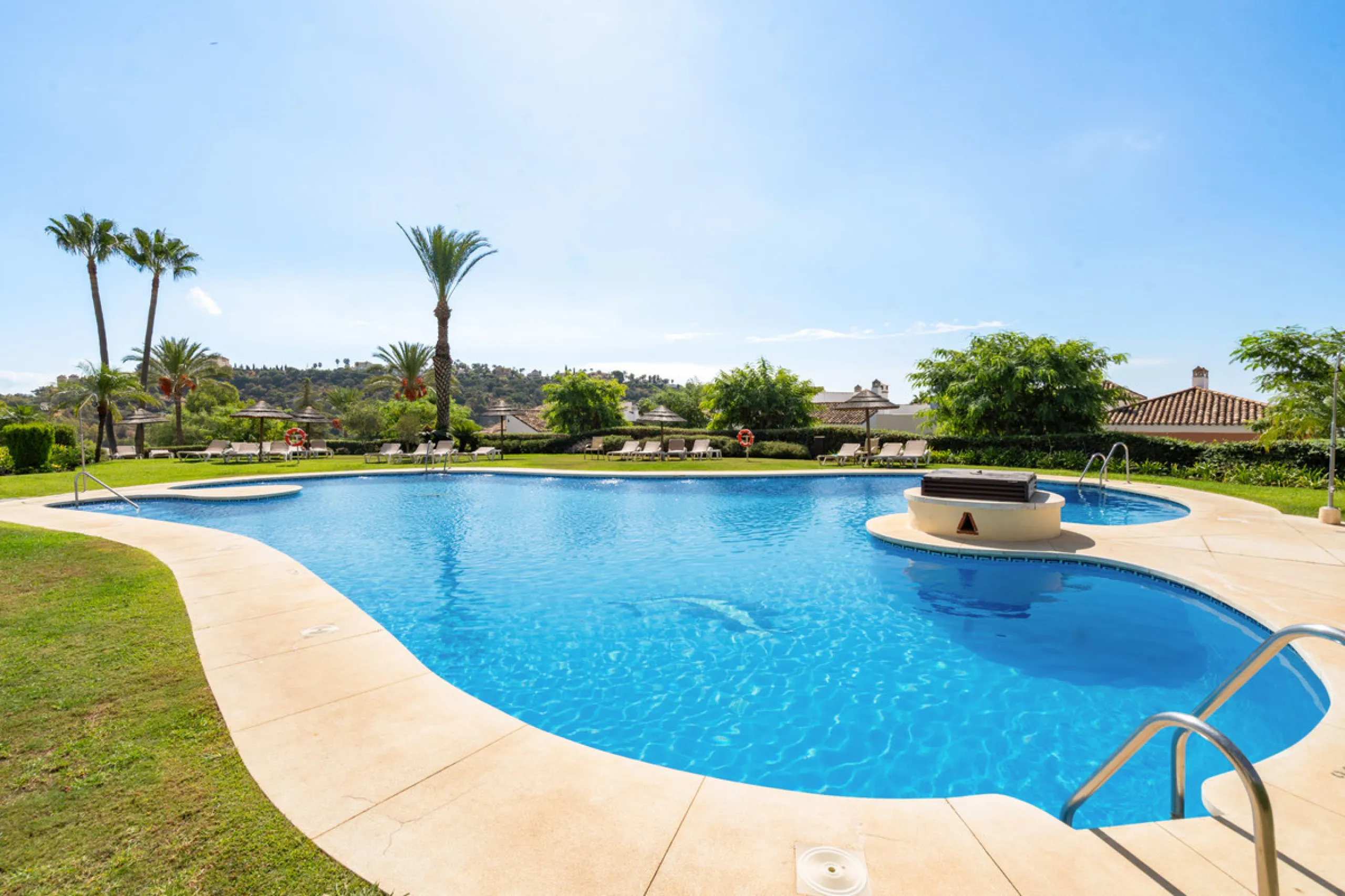 Discover this bright and elegant 3-bedroom, 2-bathroom ground floor apartment located in the sought-after Los Pinos community within Los Arqueros Golf & Country Club.