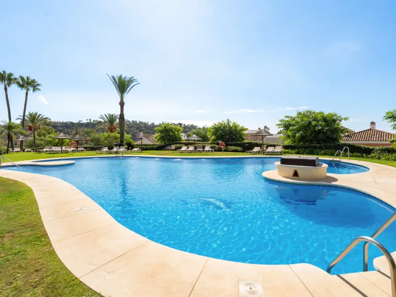 Discover this bright and elegant 3-bedroom, 2-bathroom ground floor apartment located in the sought-after Los Pinos community within Los Arqueros Golf & Country Club.