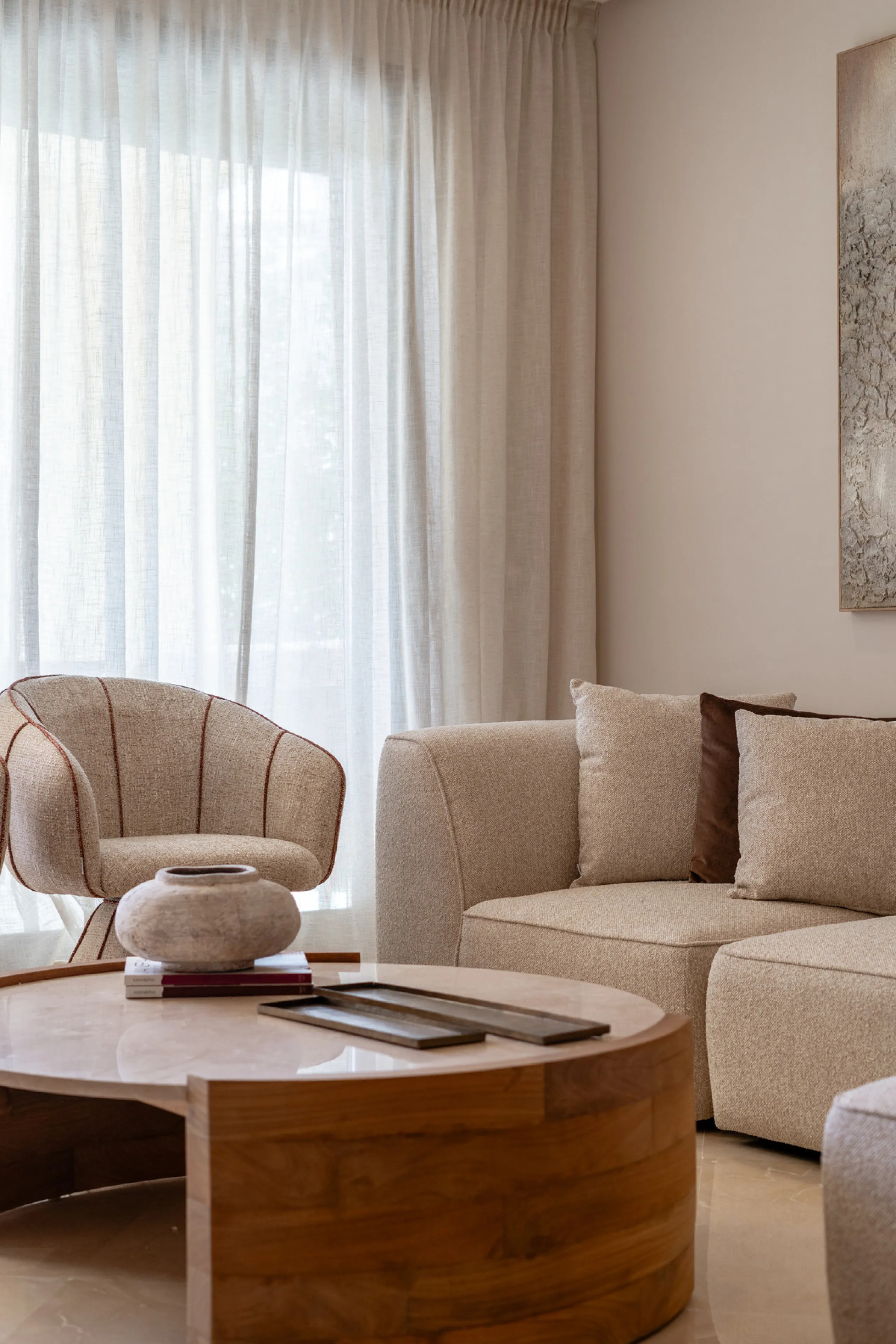 Discover this bright and elegant 3-bedroom, 2-bathroom ground floor apartment located in the sought-after Los Pinos community within Los Arqueros Golf & Country Club.