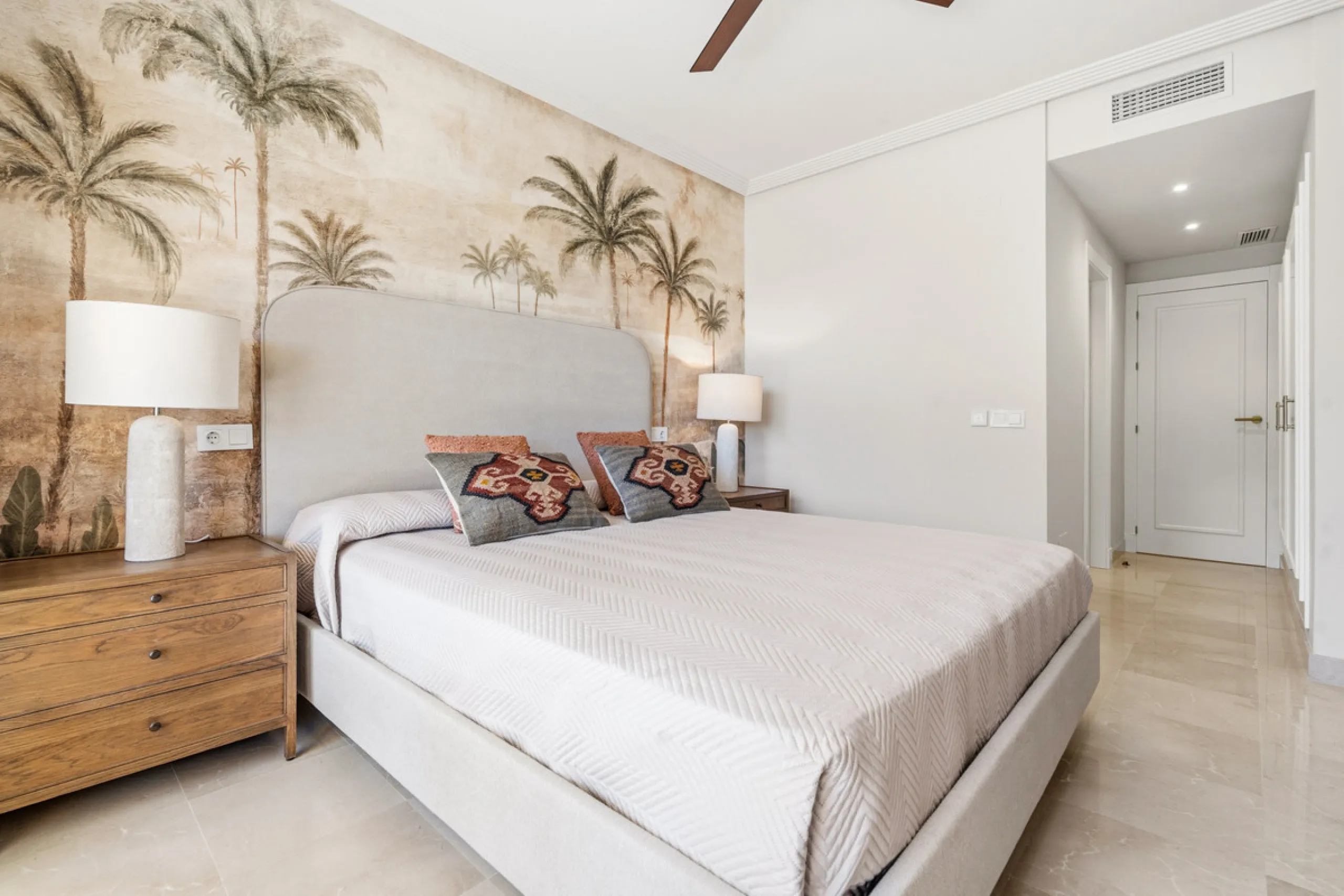 Discover this bright and elegant 3-bedroom, 2-bathroom ground floor apartment located in the sought-after Los Pinos community within Los Arqueros Golf & Country Club.