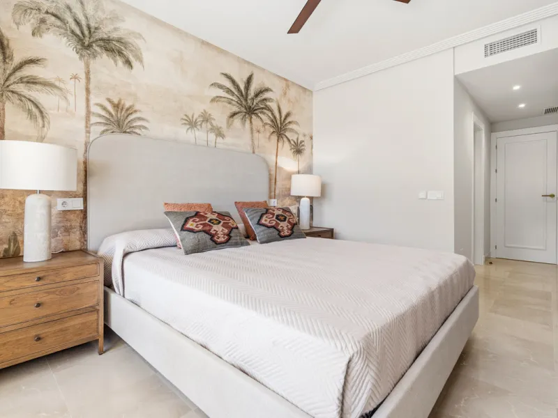 Discover this bright and elegant 3-bedroom, 2-bathroom ground floor apartment located in the sought-after Los Pinos community within Los Arqueros Golf & Country Club.