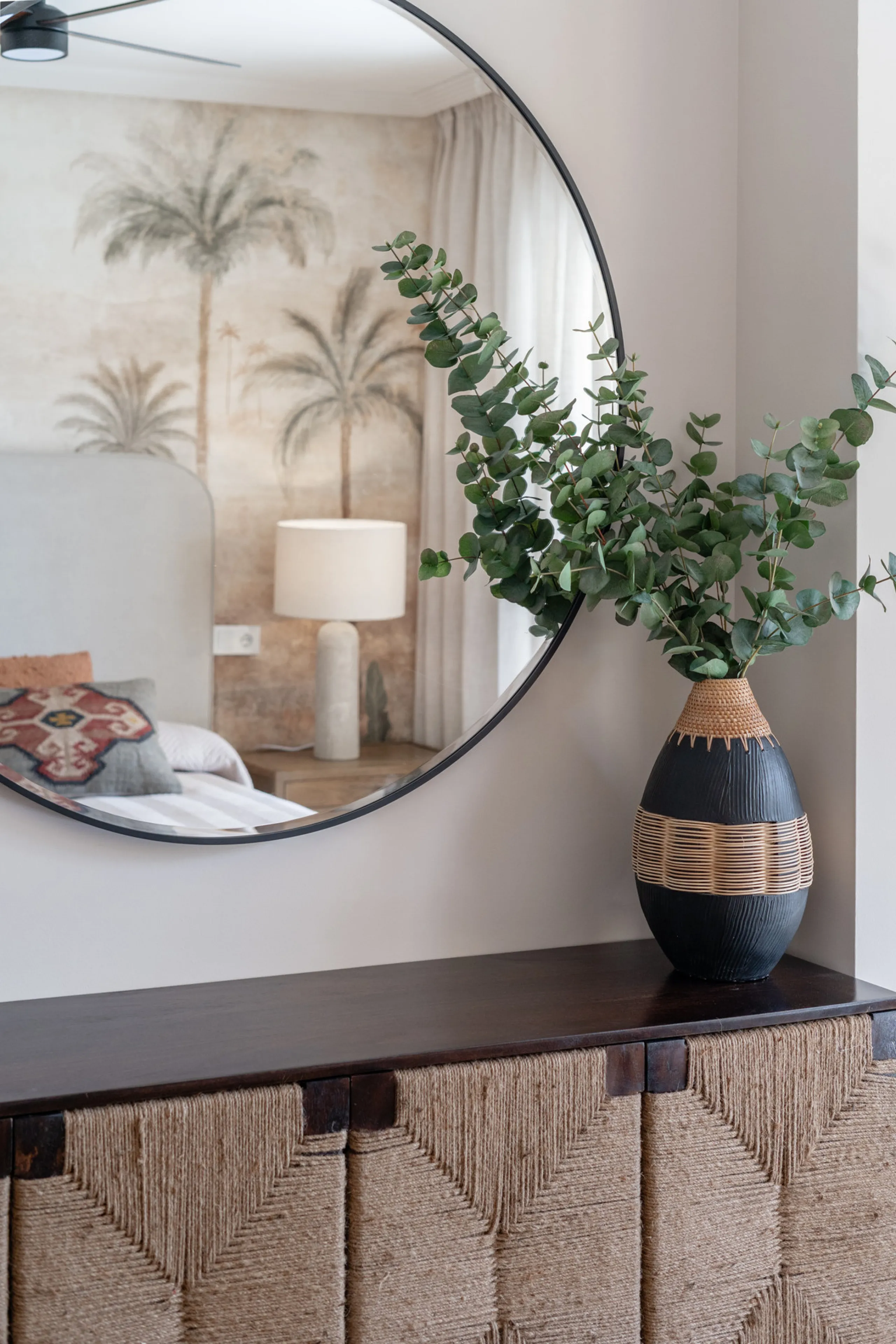 Discover this bright and elegant 3-bedroom, 2-bathroom ground floor apartment located in the sought-after Los Pinos community within Los Arqueros Golf & Country Club.