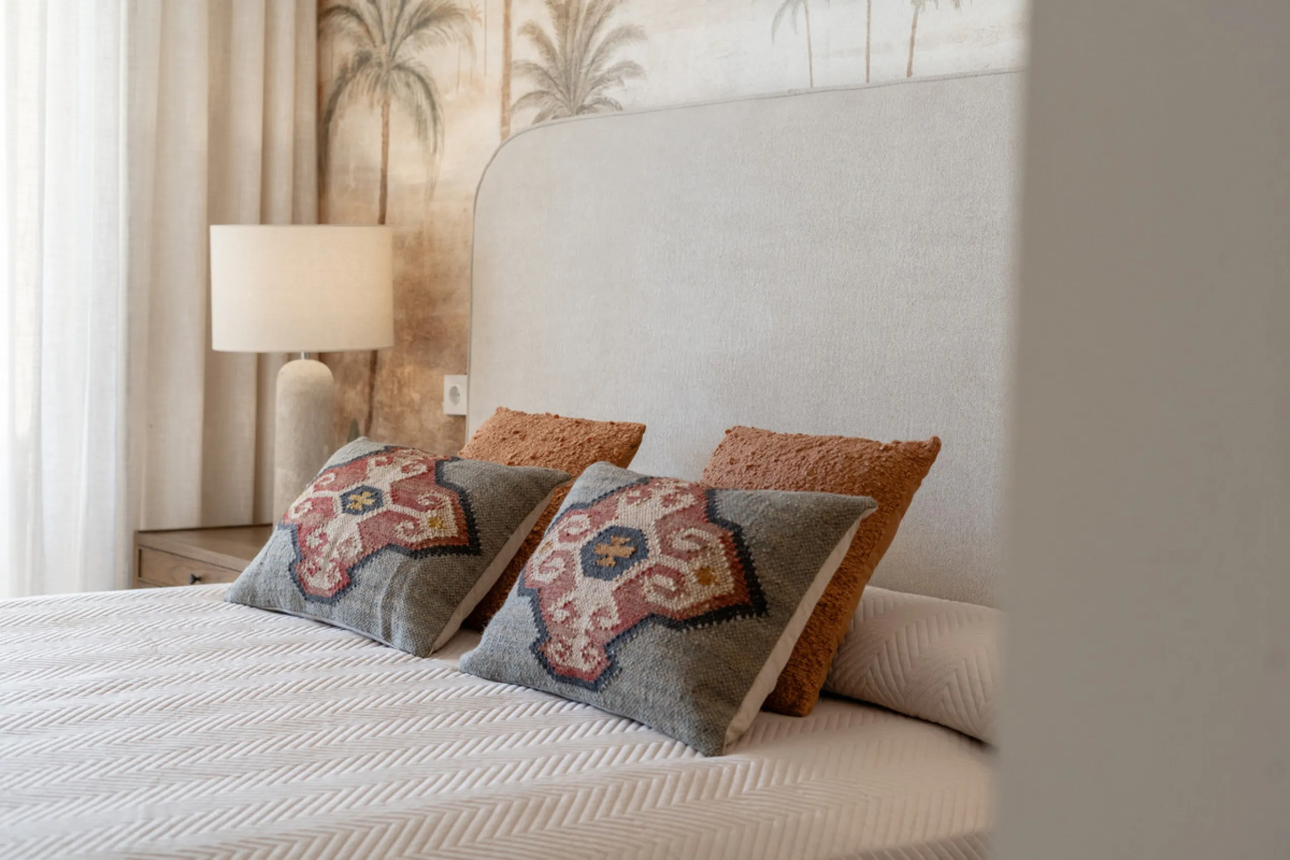 Discover this bright and elegant 3-bedroom, 2-bathroom ground floor apartment located in the sought-after Los Pinos community within Los Arqueros Golf & Country Club.