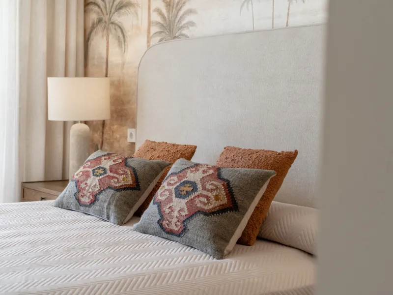Discover this bright and elegant 3-bedroom, 2-bathroom ground floor apartment located in the sought-after Los Pinos community within Los Arqueros Golf & Country Club.