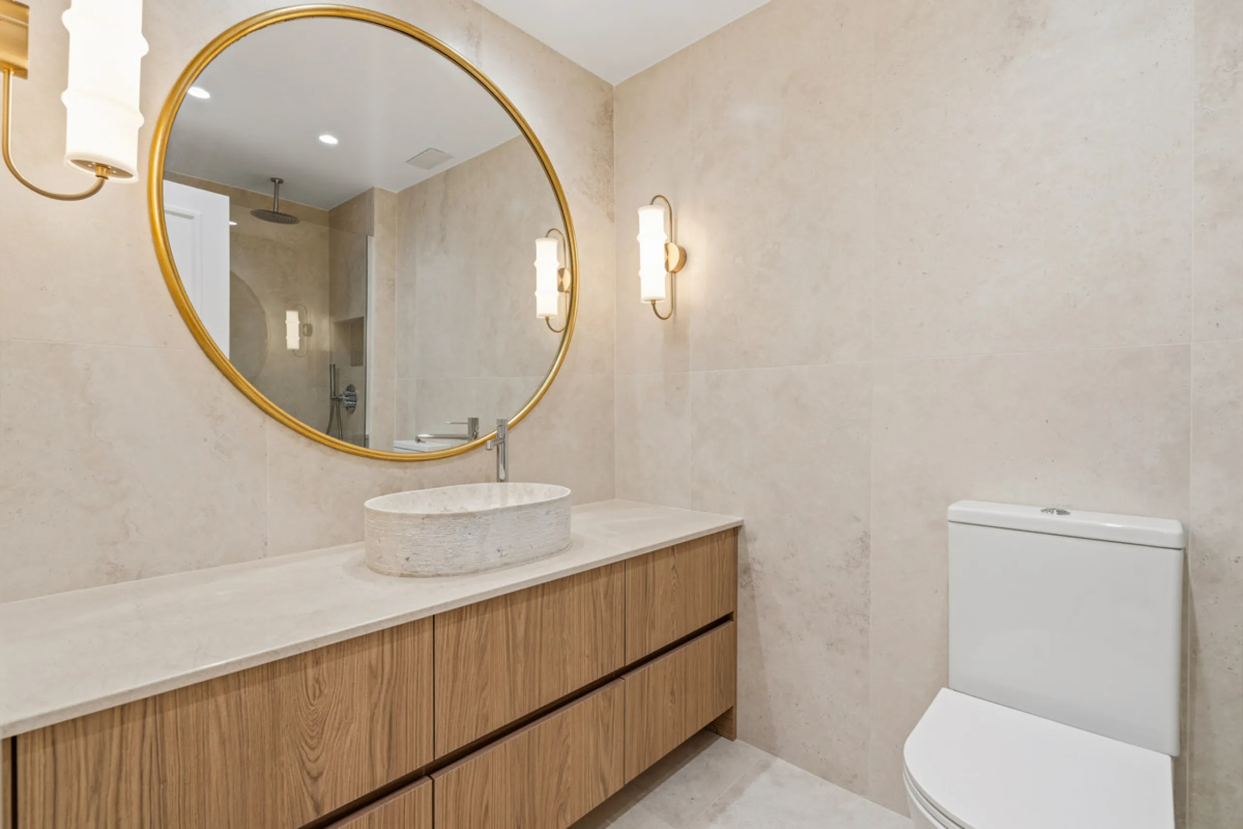 Discover this bright and elegant 3-bedroom, 2-bathroom ground floor apartment located in the sought-after Los Pinos community within Los Arqueros Golf & Country Club.