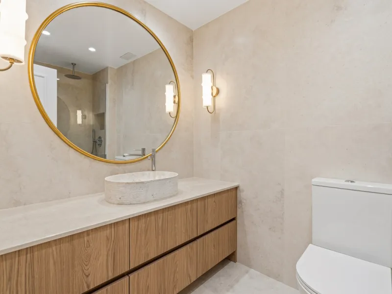 Discover this bright and elegant 3-bedroom, 2-bathroom ground floor apartment located in the sought-after Los Pinos community within Los Arqueros Golf & Country Club.