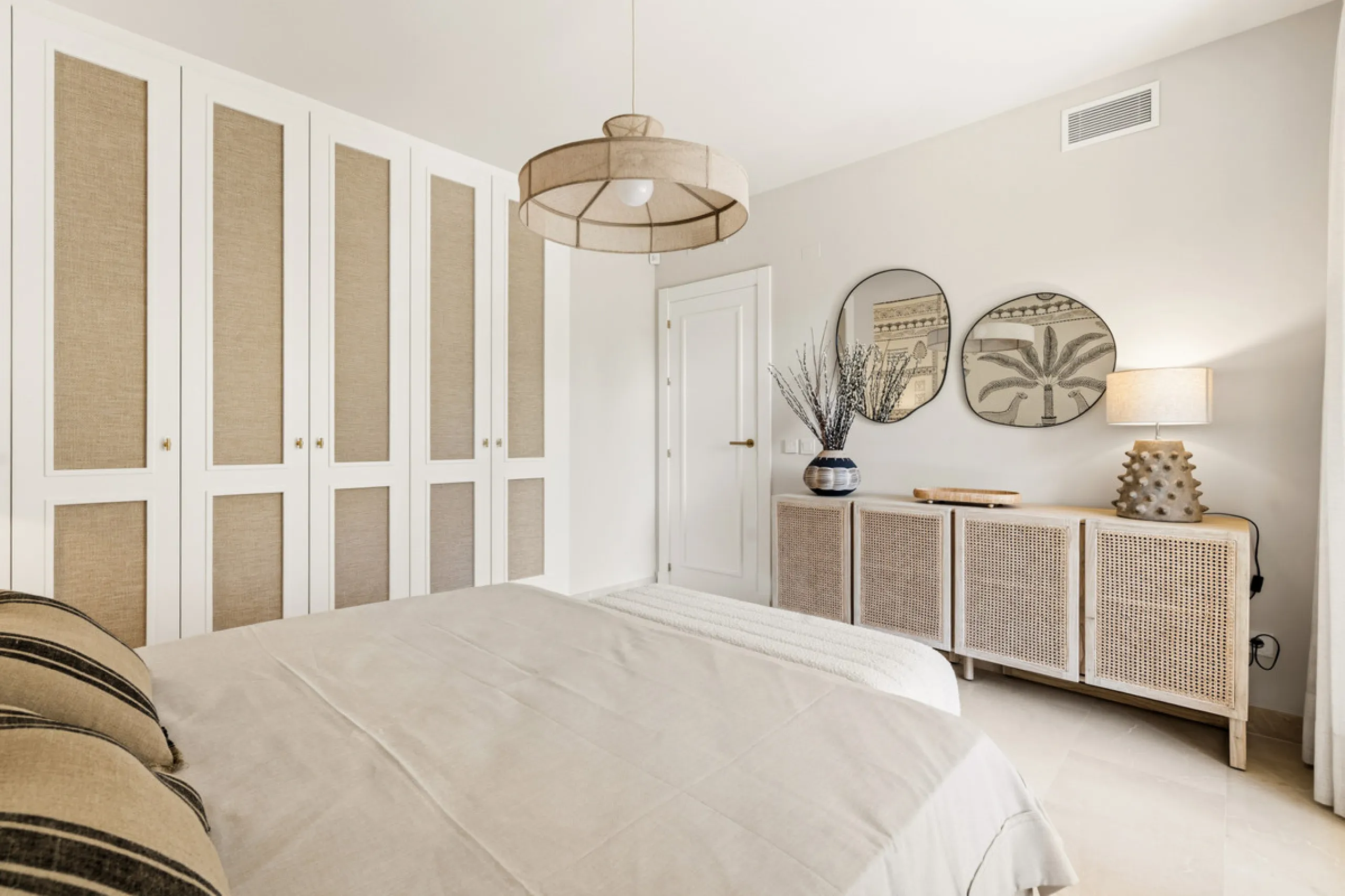 Discover this bright and elegant 3-bedroom, 2-bathroom ground floor apartment located in the sought-after Los Pinos community within Los Arqueros Golf & Country Club.