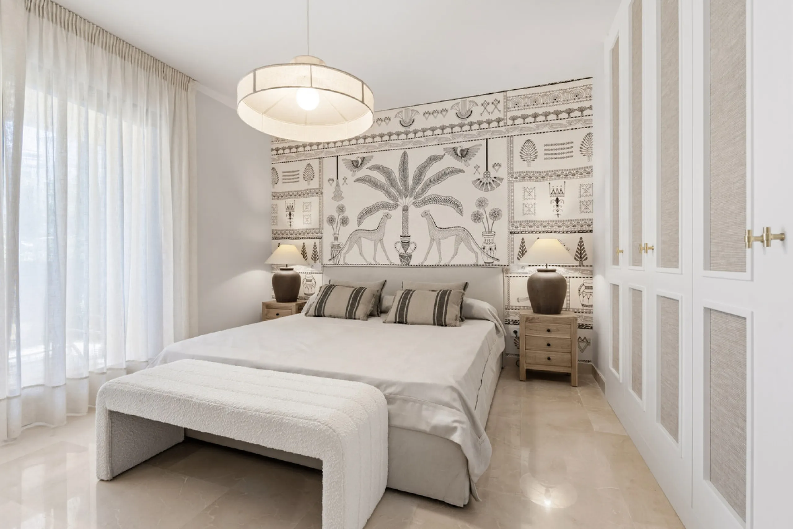 Discover this bright and elegant 3-bedroom, 2-bathroom ground floor apartment located in the sought-after Los Pinos community within Los Arqueros Golf & Country Club.