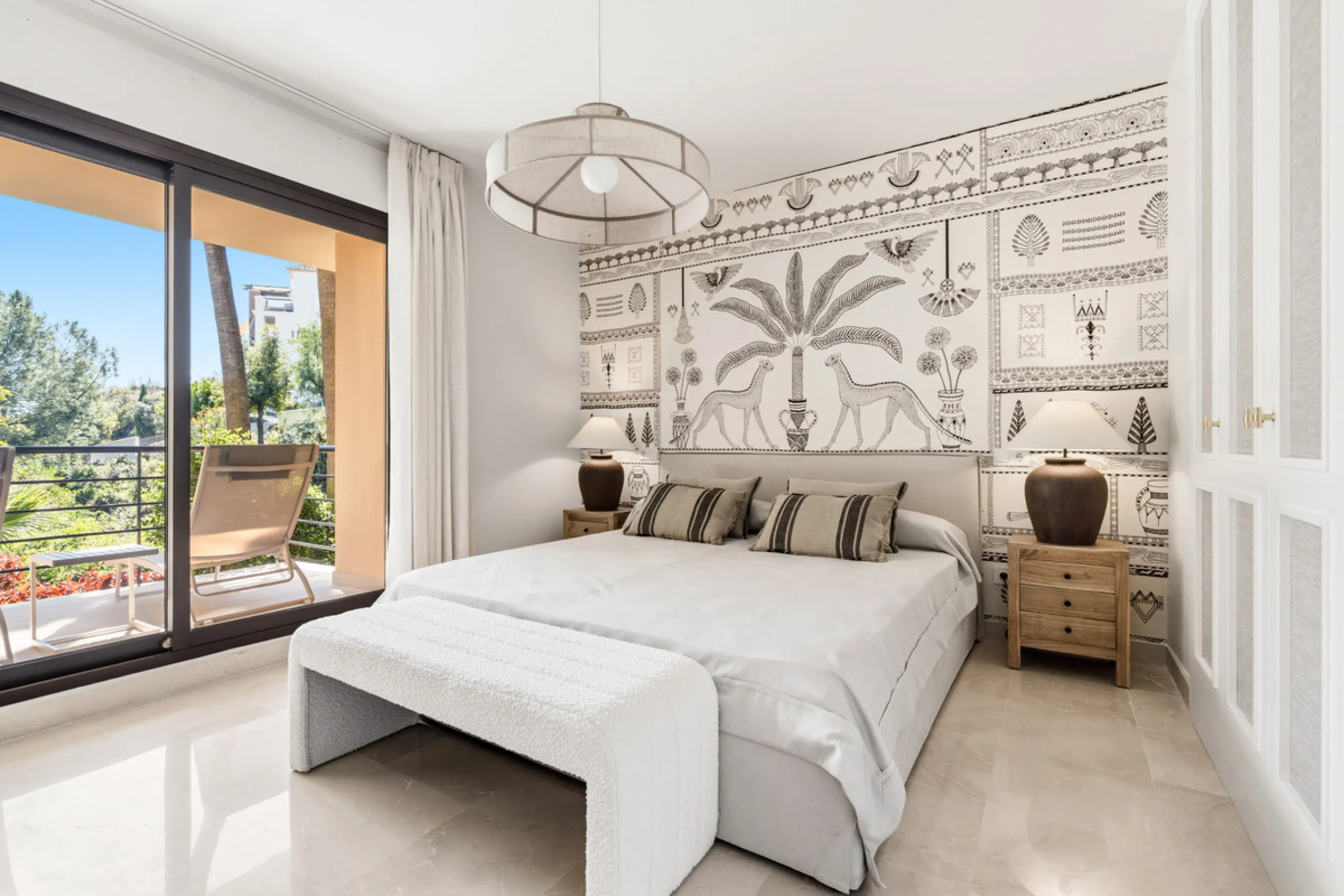Discover this bright and elegant 3-bedroom, 2-bathroom ground floor apartment located in the sought-after Los Pinos community within Los Arqueros Golf & Country Club.