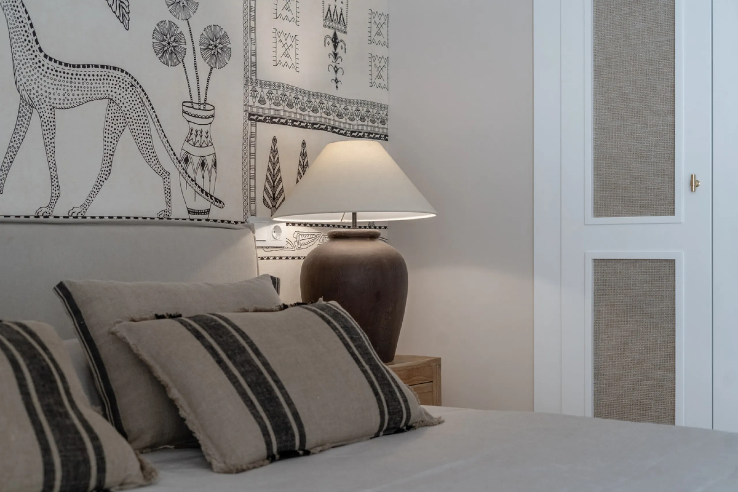 Discover this bright and elegant 3-bedroom, 2-bathroom ground floor apartment located in the sought-after Los Pinos community within Los Arqueros Golf & Country Club.