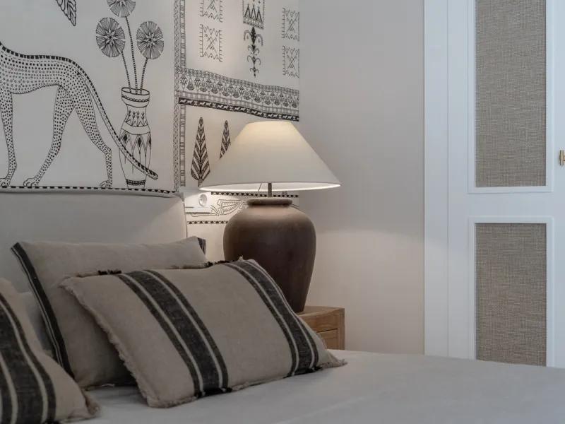 Discover this bright and elegant 3-bedroom, 2-bathroom ground floor apartment located in the sought-after Los Pinos community within Los Arqueros Golf & Country Club.