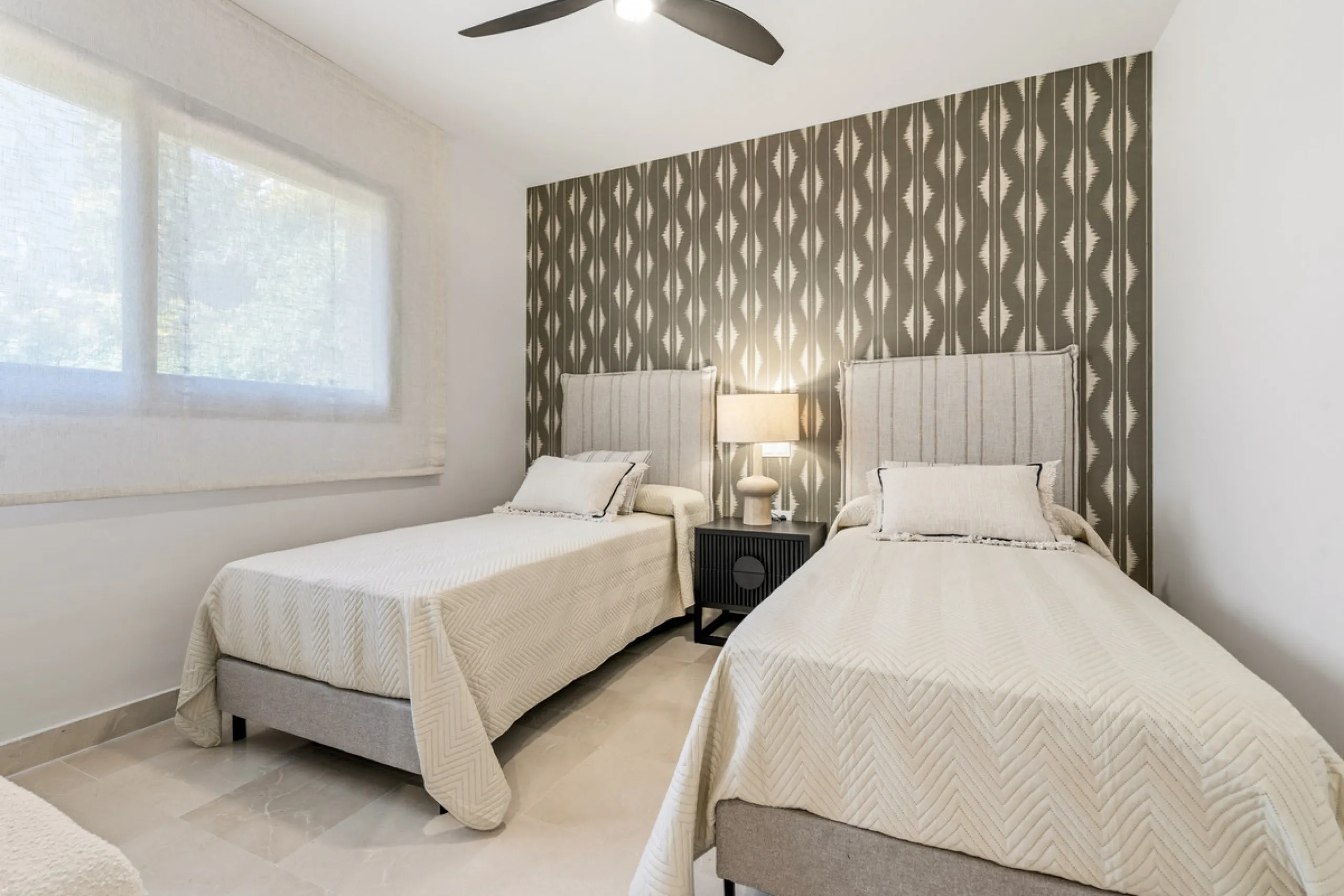 Discover this bright and elegant 3-bedroom, 2-bathroom ground floor apartment located in the sought-after Los Pinos community within Los Arqueros Golf & Country Club.