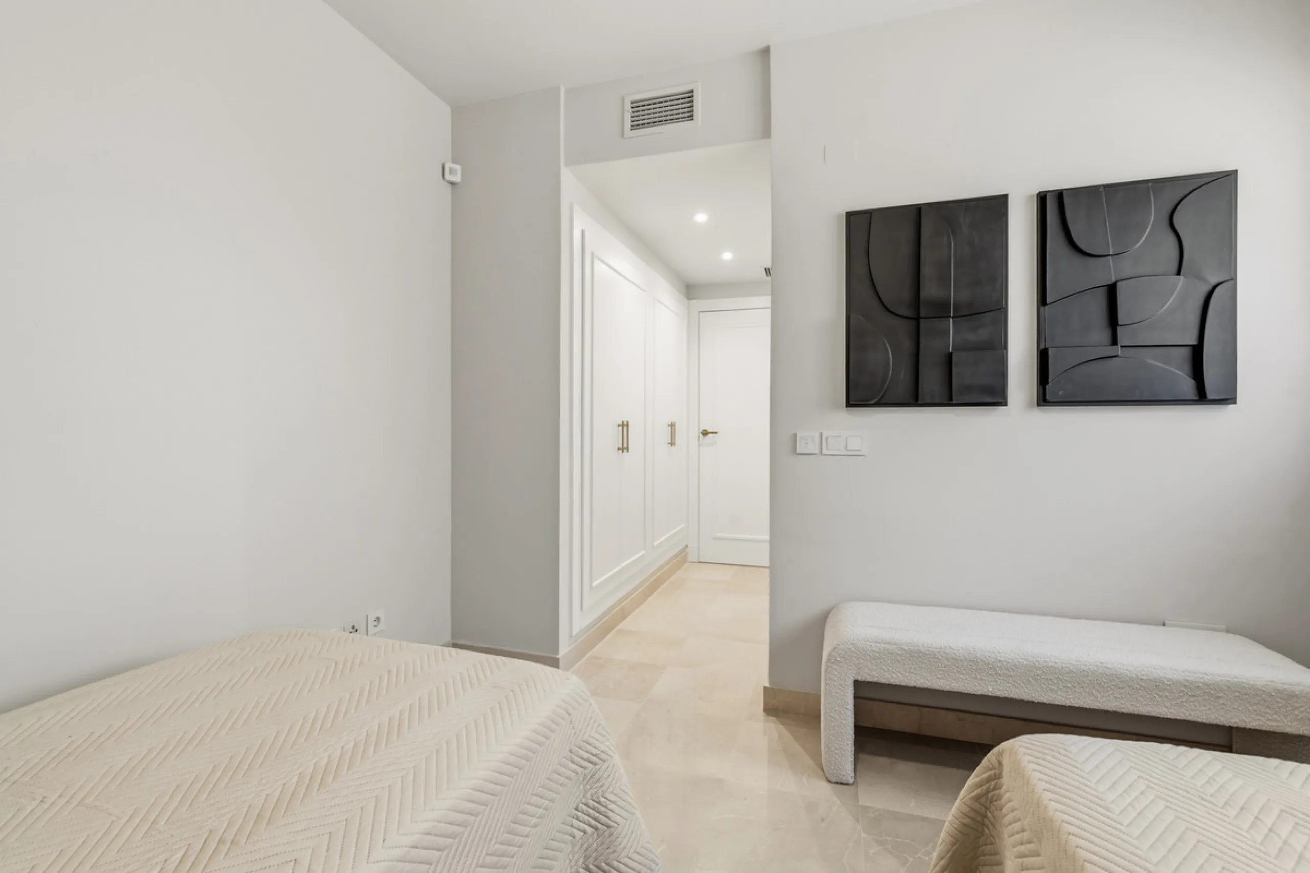 Discover this bright and elegant 3-bedroom, 2-bathroom ground floor apartment located in the sought-after Los Pinos community within Los Arqueros Golf & Country Club.