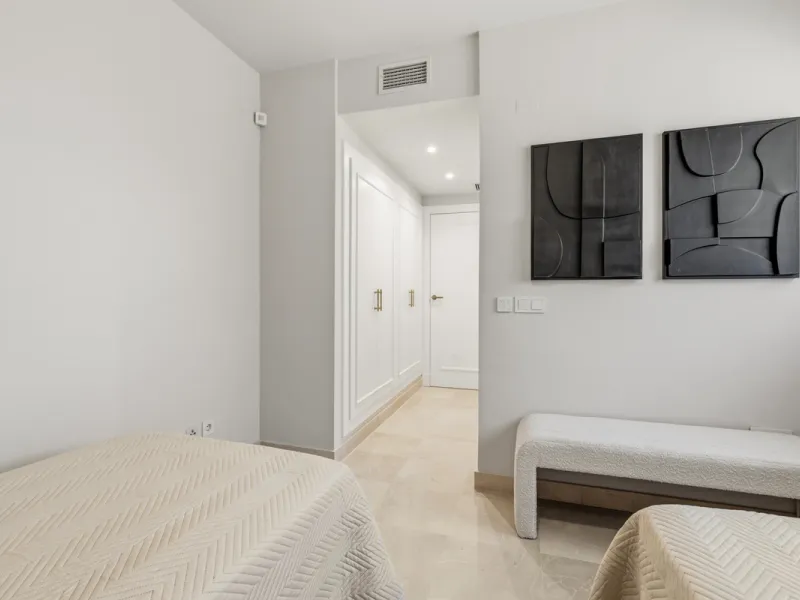 Discover this bright and elegant 3-bedroom, 2-bathroom ground floor apartment located in the sought-after Los Pinos community within Los Arqueros Golf & Country Club.