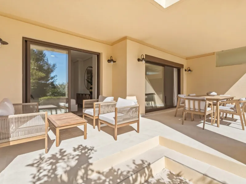 Discover this bright and elegant 3-bedroom, 2-bathroom ground floor apartment located in the sought-after Los Pinos community within Los Arqueros Golf & Country Club.