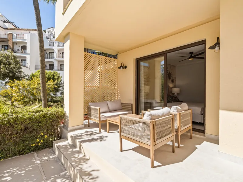 Discover this bright and elegant 3-bedroom, 2-bathroom ground floor apartment located in the sought-after Los Pinos community within Los Arqueros Golf & Country Club.