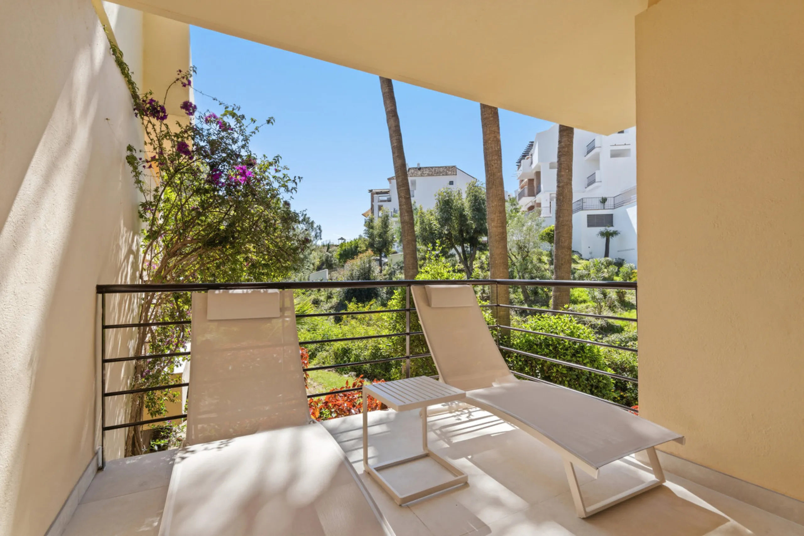 Discover this bright and elegant 3-bedroom, 2-bathroom ground floor apartment located in the sought-after Los Pinos community within Los Arqueros Golf & Country Club.