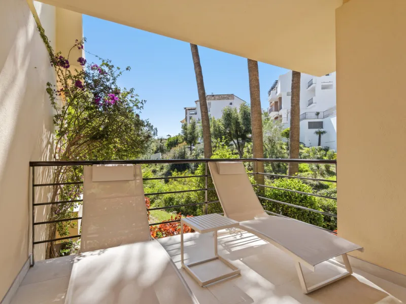 Discover this bright and elegant 3-bedroom, 2-bathroom ground floor apartment located in the sought-after Los Pinos community within Los Arqueros Golf & Country Club.