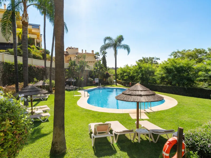 Discover this bright and elegant 3-bedroom, 2-bathroom ground floor apartment located in the sought-after Los Pinos community within Los Arqueros Golf & Country Club.