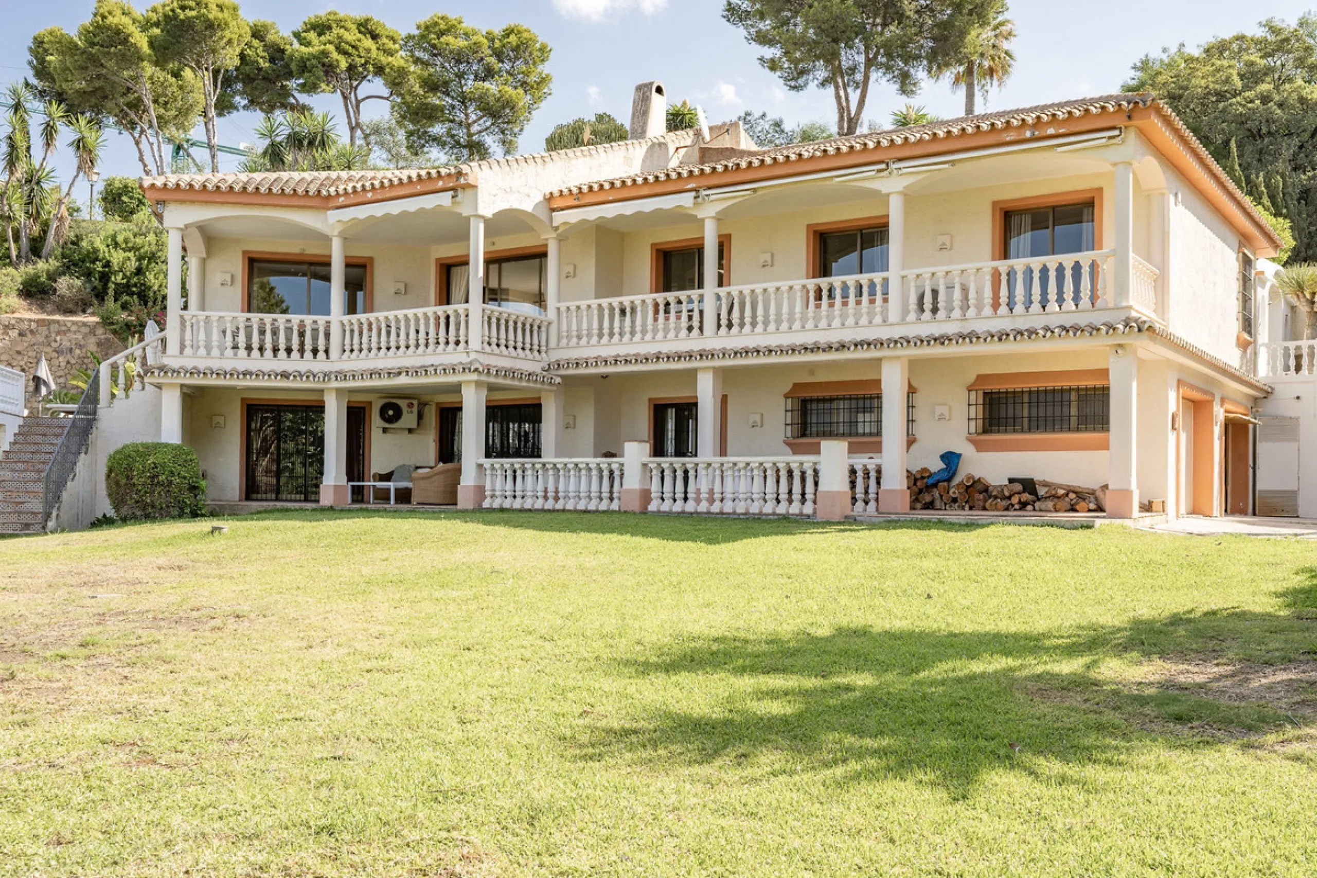 Set on an exceptional 2,275 m² double plot, this impressive villa in El Rosario, Marbella offers a rare combination of space, privacy, and breathtaking views over the Mediterranean Sea and the iconic La Concha mountain. From sunrise to sunset, the scenery