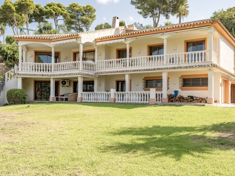 Set on an exceptional 2,275 m² double plot, this impressive villa in El Rosario, Marbella offers a rare combination of space, privacy, and breathtaking views over the Mediterranean Sea and the iconic La Concha mountain. From sunrise to sunset, the scenery