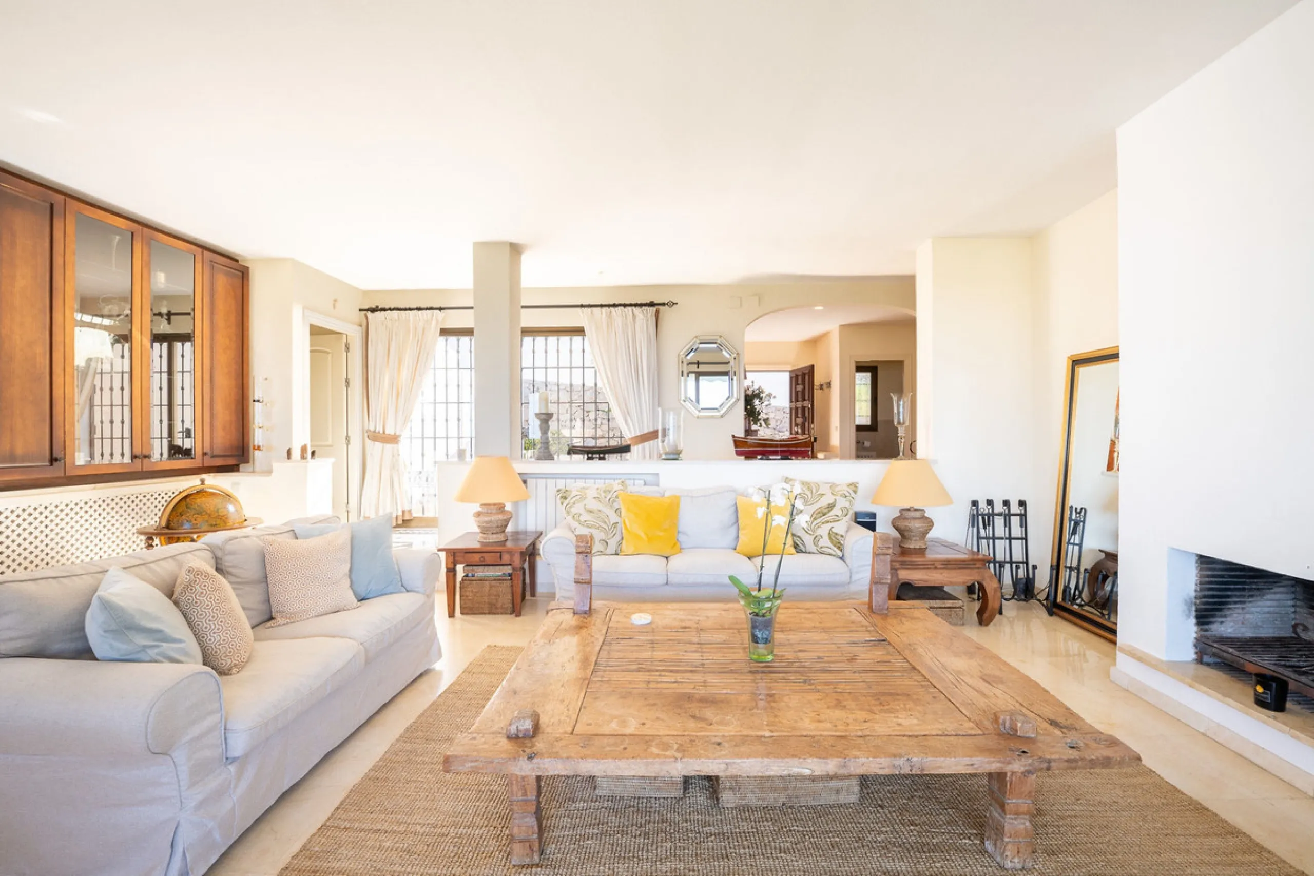 Set on an exceptional 2,275 m² double plot, this impressive villa in El Rosario, Marbella offers a rare combination of space, privacy, and breathtaking views over the Mediterranean Sea and the iconic La Concha mountain. From sunrise to sunset, the scenery