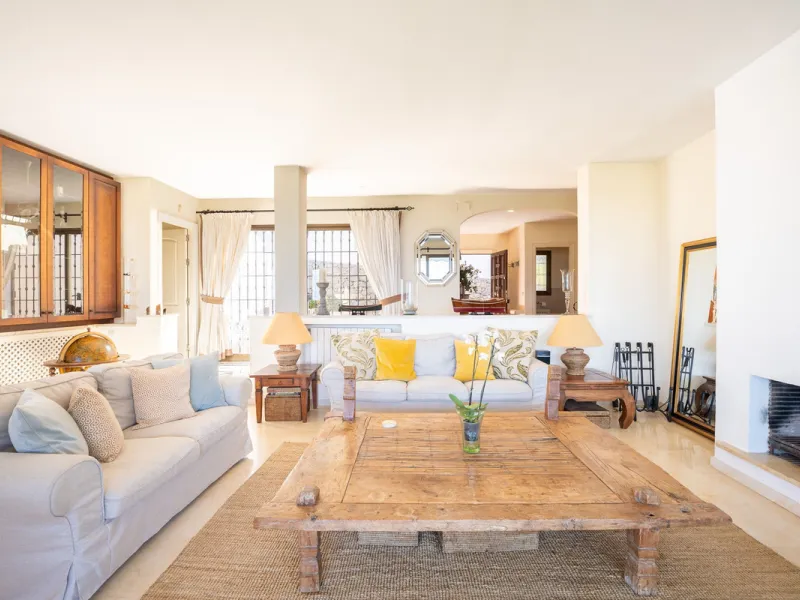 Set on an exceptional 2,275 m² double plot, this impressive villa in El Rosario, Marbella offers a rare combination of space, privacy, and breathtaking views over the Mediterranean Sea and the iconic La Concha mountain. From sunrise to sunset, the scenery