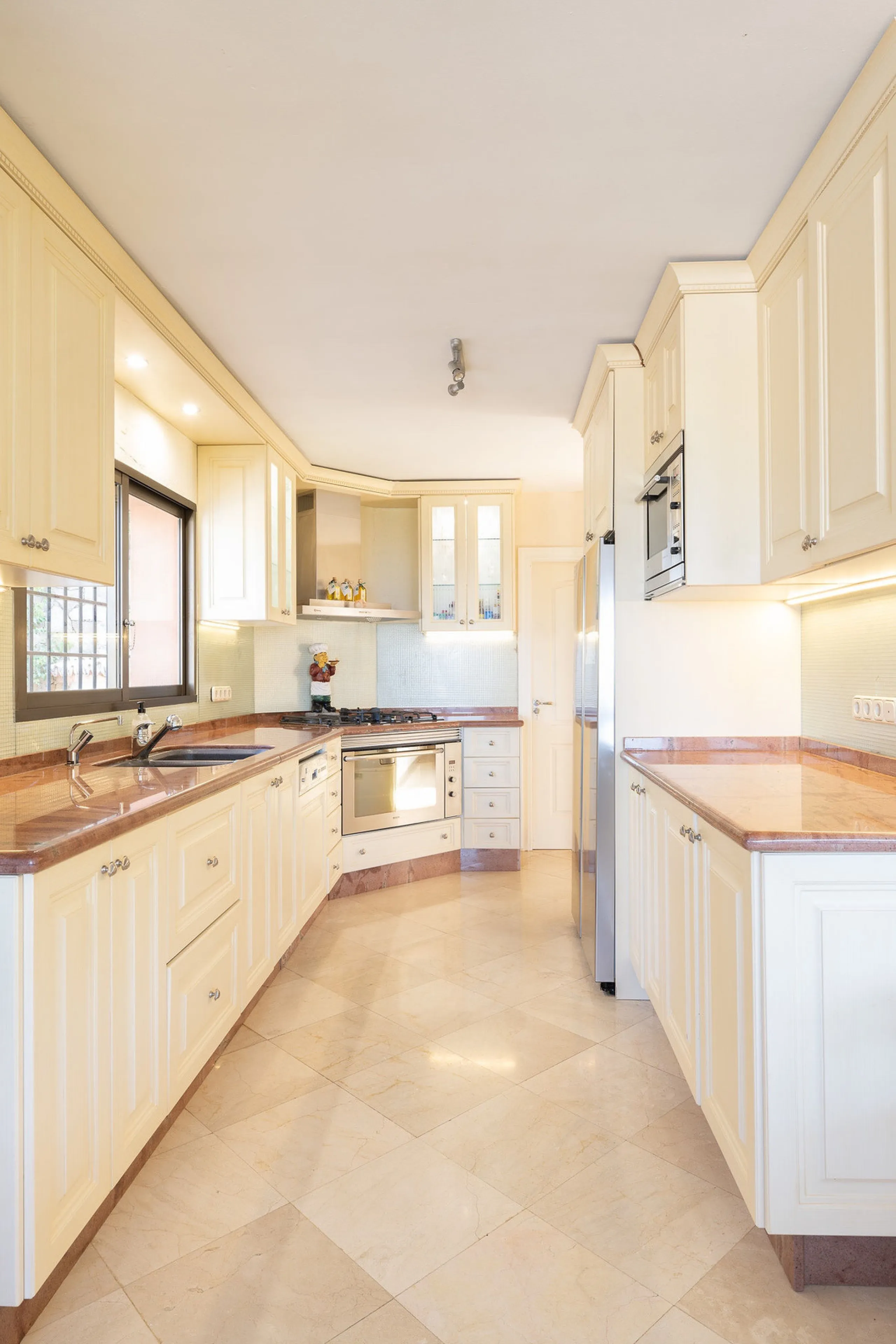 Set on an exceptional 2,275 m² double plot, this impressive villa in El Rosario, Marbella offers a rare combination of space, privacy, and breathtaking views over the Mediterranean Sea and the iconic La Concha mountain. From sunrise to sunset, the scenery