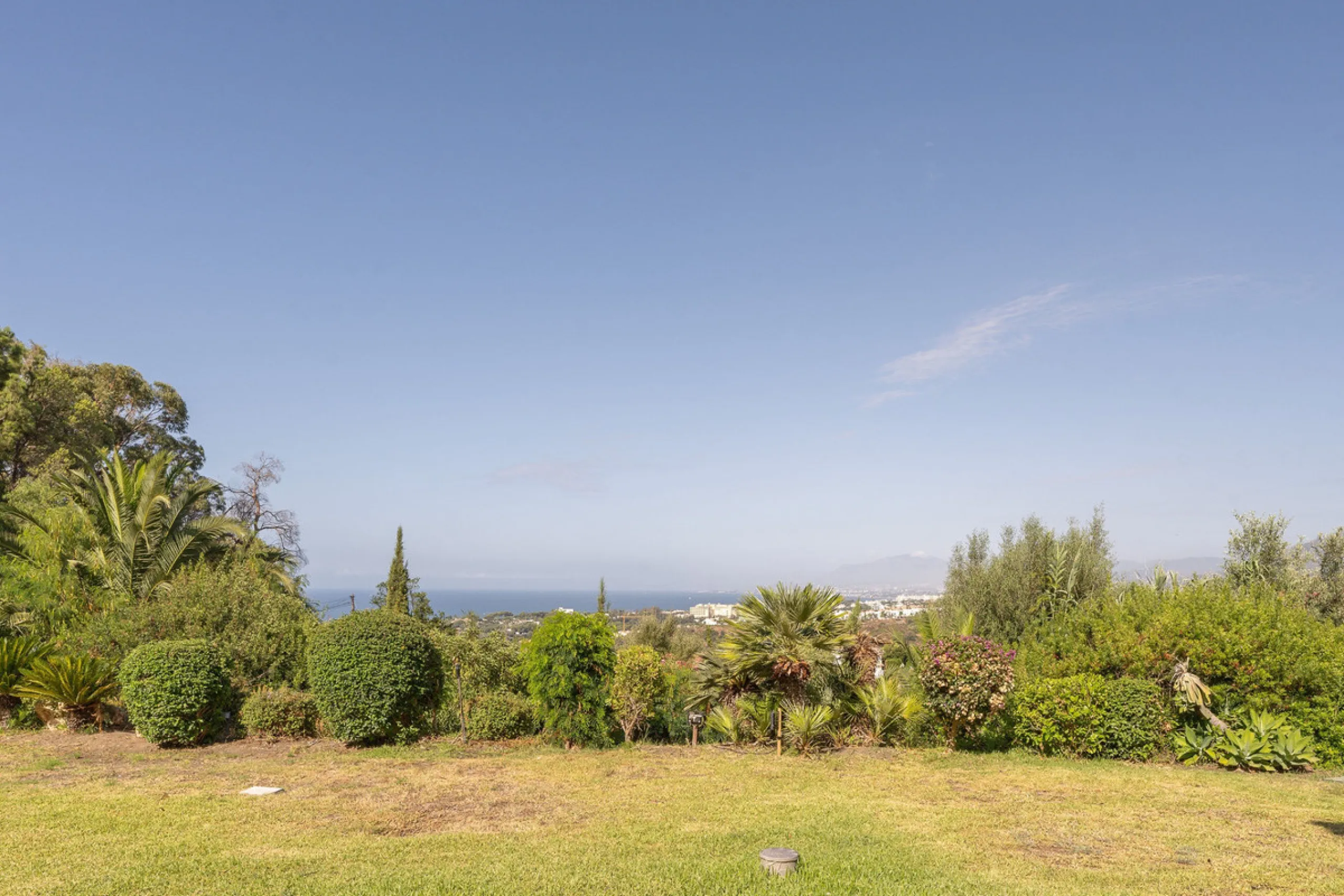 Set on an exceptional 2,275 m² double plot, this impressive villa in El Rosario, Marbella offers a rare combination of space, privacy, and breathtaking views over the Mediterranean Sea and the iconic La Concha mountain. From sunrise to sunset, the scenery