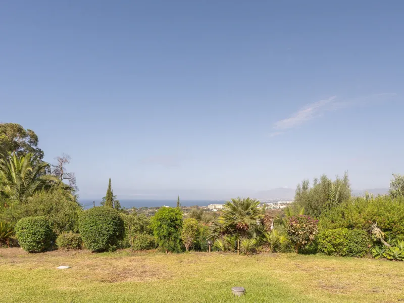 Set on an exceptional 2,275 m² double plot, this impressive villa in El Rosario, Marbella offers a rare combination of space, privacy, and breathtaking views over the Mediterranean Sea and the iconic La Concha mountain. From sunrise to sunset, the scenery
