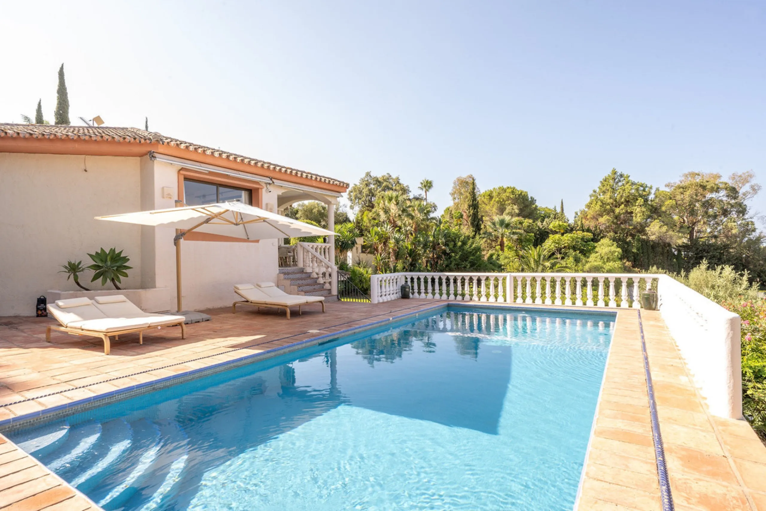 Set on an exceptional 2,275 m² double plot, this impressive villa in El Rosario, Marbella offers a rare combination of space, privacy, and breathtaking views over the Mediterranean Sea and the iconic La Concha mountain. From sunrise to sunset, the scenery