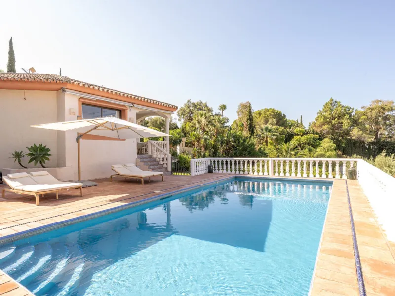 Set on an exceptional 2,275 m² double plot, this impressive villa in El Rosario, Marbella offers a rare combination of space, privacy, and breathtaking views over the Mediterranean Sea and the iconic La Concha mountain. From sunrise to sunset, the scenery