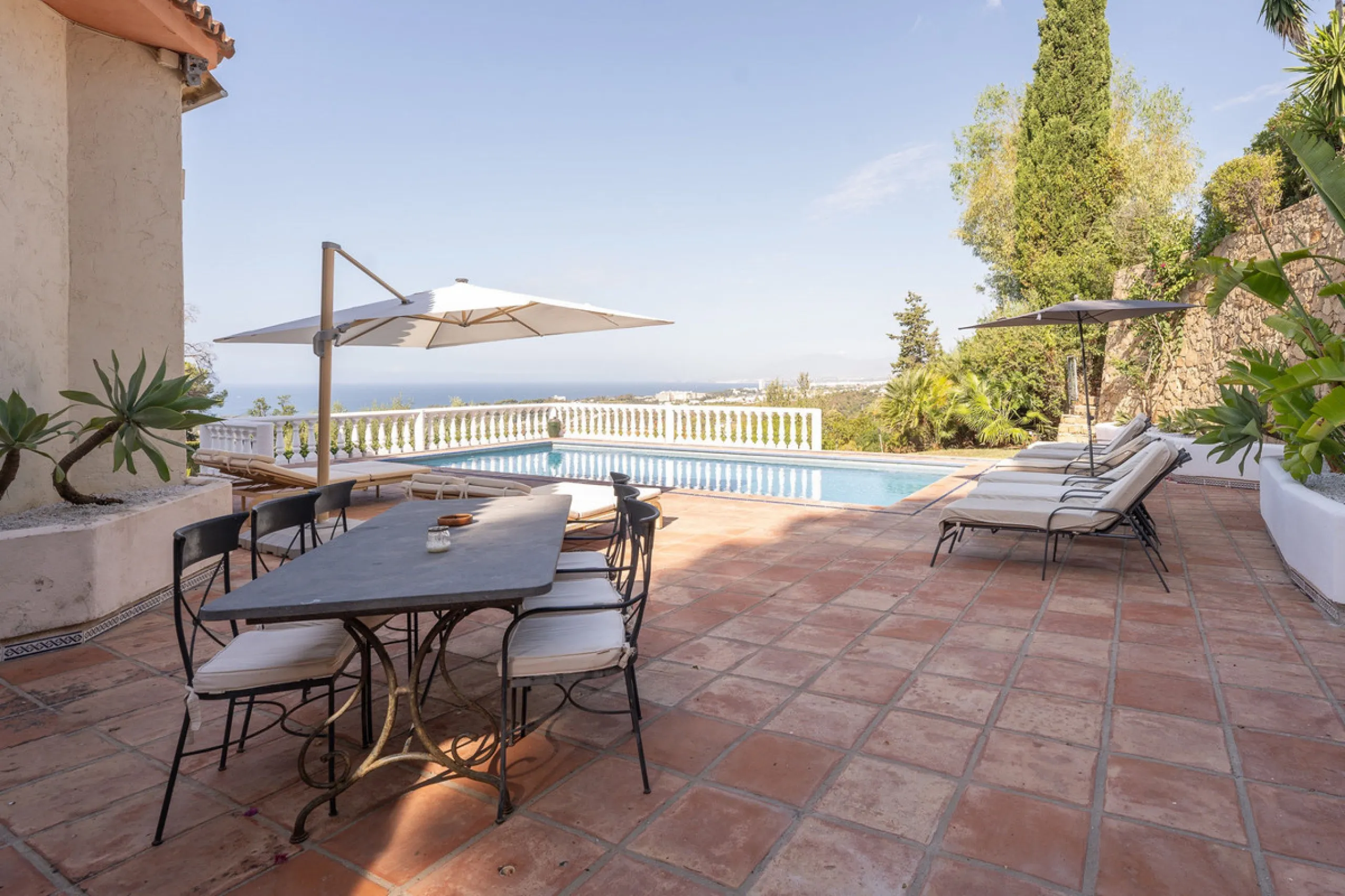 Set on an exceptional 2,275 m² double plot, this impressive villa in El Rosario, Marbella offers a rare combination of space, privacy, and breathtaking views over the Mediterranean Sea and the iconic La Concha mountain. From sunrise to sunset, the scenery
