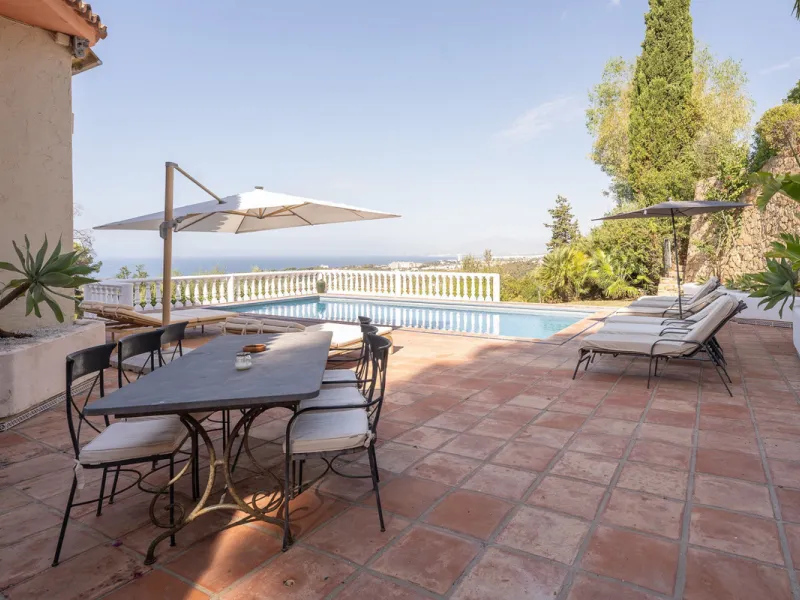 Set on an exceptional 2,275 m² double plot, this impressive villa in El Rosario, Marbella offers a rare combination of space, privacy, and breathtaking views over the Mediterranean Sea and the iconic La Concha mountain. From sunrise to sunset, the scenery