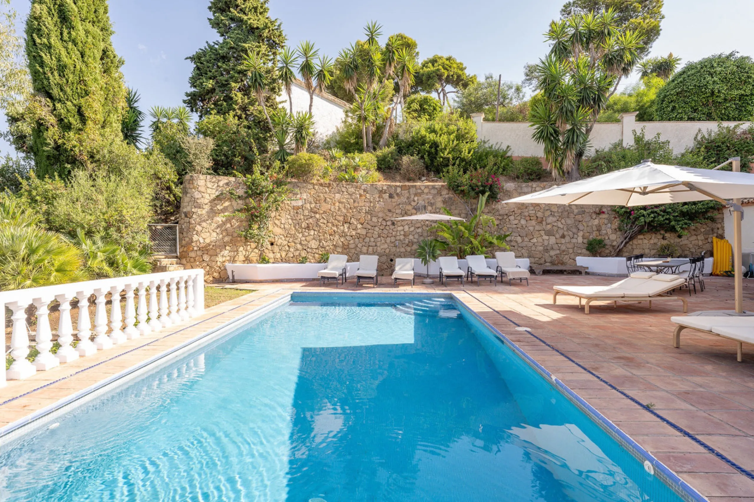 Set on an exceptional 2,275 m² double plot, this impressive villa in El Rosario, Marbella offers a rare combination of space, privacy, and breathtaking views over the Mediterranean Sea and the iconic La Concha mountain. From sunrise to sunset, the scenery
