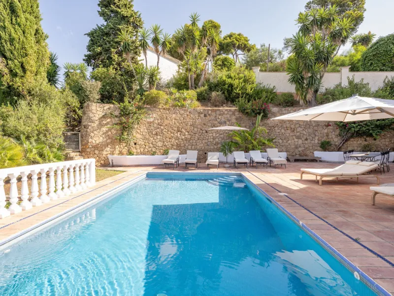 Set on an exceptional 2,275 m² double plot, this impressive villa in El Rosario, Marbella offers a rare combination of space, privacy, and breathtaking views over the Mediterranean Sea and the iconic La Concha mountain. From sunrise to sunset, the scenery