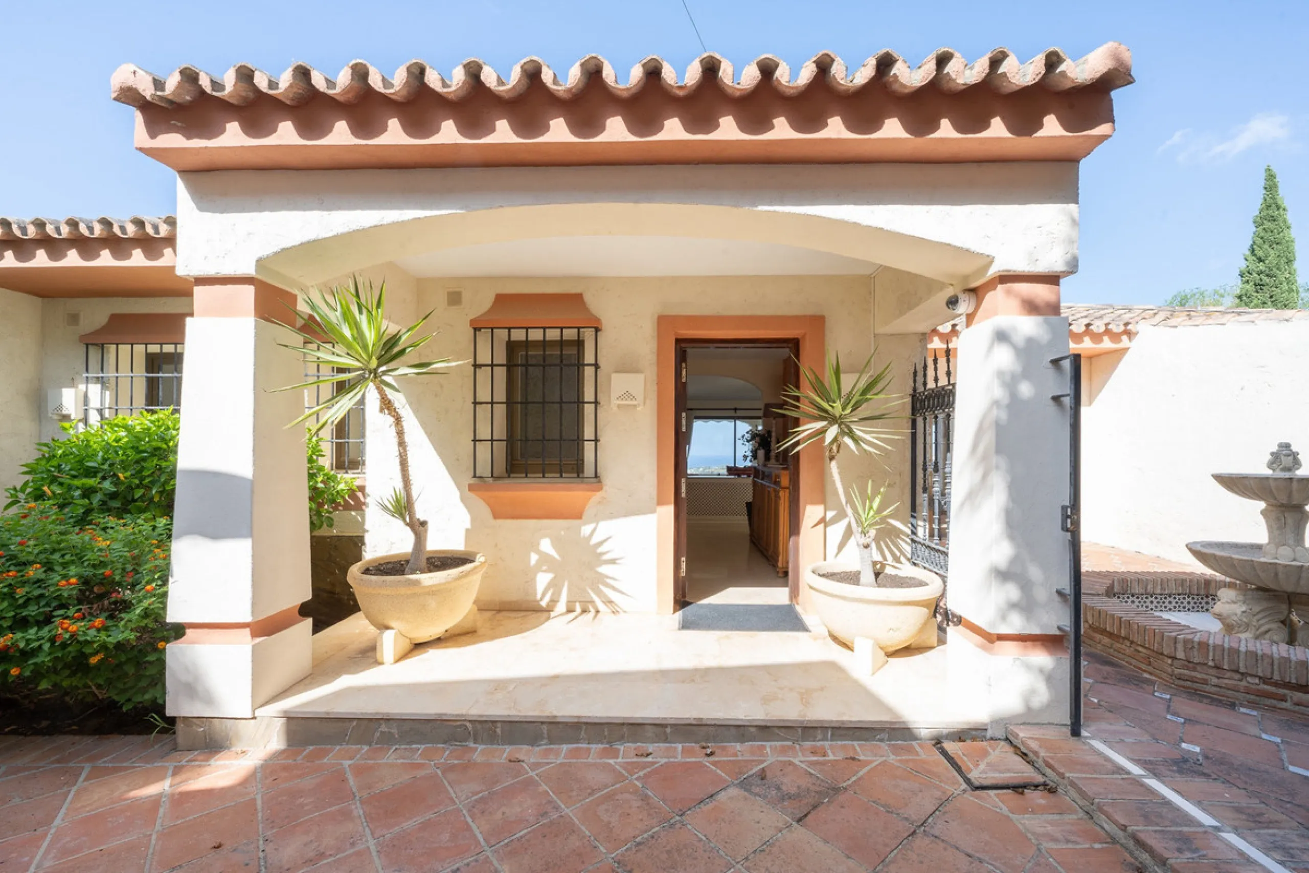 Set on an exceptional 2,275 m² double plot, this impressive villa in El Rosario, Marbella offers a rare combination of space, privacy, and breathtaking views over the Mediterranean Sea and the iconic La Concha mountain. From sunrise to sunset, the scenery