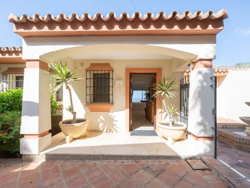 Set on an exceptional 2,275 m² double plot, this impressive villa in El Rosario, Marbella offers a rare combination of space, privacy, and breathtaking views over the Mediterranean Sea and the iconic La Concha mountain. From sunrise to sunset, the scenery