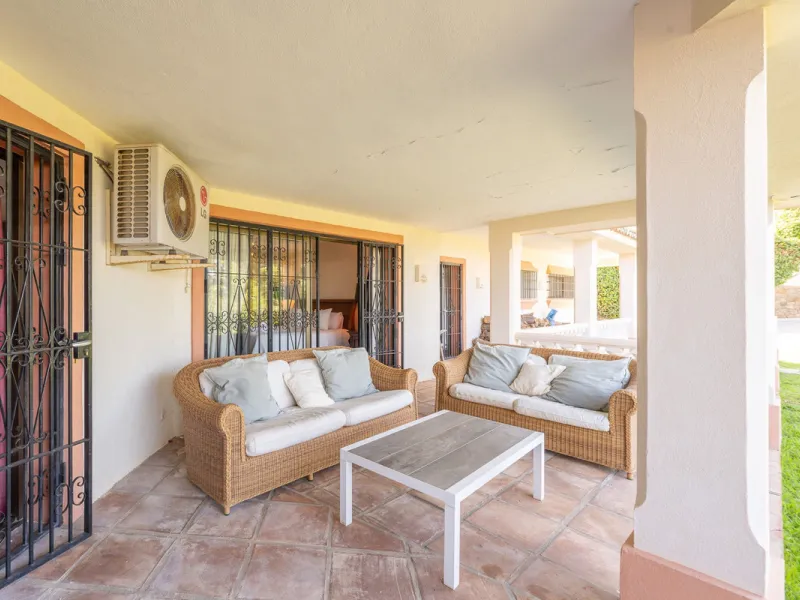 Set on an exceptional 2,275 m² double plot, this impressive villa in El Rosario, Marbella offers a rare combination of space, privacy, and breathtaking views over the Mediterranean Sea and the iconic La Concha mountain. From sunrise to sunset, the scenery